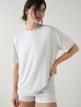 Remera de dormir de manga corta con escote redondo, confeccionada en viscosa suave y liviana con diseño oversized y calce relajado.