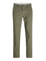 Pantalón chino color verde oliva, corte regular fit, con tiro medio, cierre con cremallera, bolsillos estilo chino y dobladillo en la botamanga. Confeccionado en algodón y elastano.