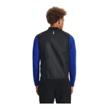 Chaleco deportivo Under Armour con tecnología Storm repelente al agua. Presenta un diseño acolchado en la parte frontal con aislamiento sintético para mayor calidez, cuello y dobladillo de punto elástico, cierre frontal completo y logo reflectante en el pecho.