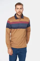 Remera tipo polo con corte clásico, color marrón con rayas horizontales azul marino y bordó en el pecho. Cuello en gabardina azul marino, puños en rib y bordado en el pecho.
