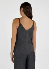 Musculosa color ladrillo con breteles finos y escote en V.