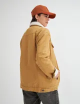 Campera de jean celeste unisex forrada en corderito blanco. Mangas forradas con nylon capitoneado.