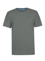 Remera de manga corta color gris, con cuello redondo y bolsillo frontal en el pecho. Presenta un pequeño logo bordado en color azul sobre el bolsillo.