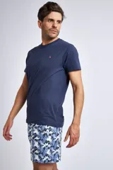 Short de baño con estampado de ondas en tonos azules, cintura elástica con cordón ajustable, bolsillos laterales y bolsillo trasero. Incluye suspensor interno y logo bordado.