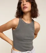 Musculosa de ribana gris con efecto lavado, cuello redondo y diseño de bajo asimétrico.