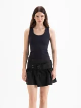 Musculosa Mia de rib color negro, entallada al cuerpo, con escote redondo y espalda cerrada.