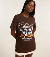 Remera marrón de algodón con cuello redondo y mangas cortas. Estampado frontal con Mickey Mouse, Donald, Goofy y Pluto, con la frase "Always Together No Matter What".