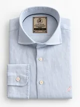 Camisa Club House de lino color blanco, corte slim fit con cuello Hudson, manga larga y detalle de bordado de pájaro azul en el pecho.