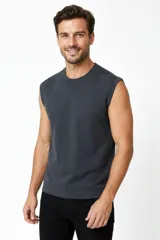 Sweater sin mangas de punto color gris oscuro, con cuello redondo y diseño ajustado.