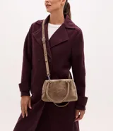 Cartera satchel mediana de Satinato, confeccionada en material sintético con textura de gamuza y efecto crocco. Presenta un diseño rectangular estructurado con asas fijas, cierre de cremallera doble metálico y correa larga desmontable.