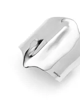 Pulsera rígida plateada con forma de mantarraya.