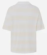 Remera polo deportiva de manga corta, confeccionada en tejido piquet con textura. Presenta un diseño a rayas horizontales en tonos crema y blanco, con cuello tipo polo y bordado con la palabra 'Athletics' en el pecho.