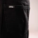 Bermuda de jean negra, corte ancho y largo, estilo skater.