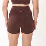 Short deportivo de tiro alto en color negro, con diseño ajustado y logo estampado en la parte posterior de la cintura.