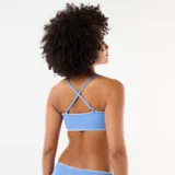 Top bandeau de bikini azul con nudo frontal y pespuntes decorativos en color blanco. Cuenta con tirantes finos regulables.
