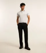 Remera polo de hombre de manga corta, color blanco con detalles en contraste en el cuello, confeccionada en tejido transpirable con tecnología dry y tacto helado.