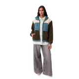 Campera Rusty de diseño color block, con cuerpo y mangas de tejido sherpa en color verde oliva, panel superior de pana en color beige y detalles en nylon azul. Cuenta con capucha, cierre frontal completo y bolsillos laterales.