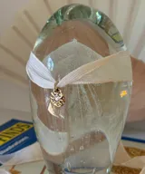 Gargantilla de cinta de seda natural color verde, con dije central de plata 950 de forma irregular y textura orgánica, con un cristal engastado en el centro.