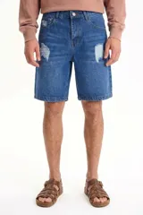 Bermuda de denim negro con diseño clásico y detalles de roturas en el frente.