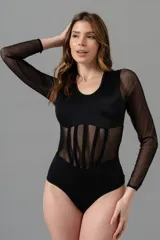 Body negro de lycra y microtul, con mangas largas de microtul y detalle en la cintura.
