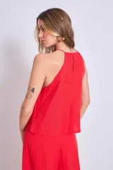 Blusa sin mangas color rojo, con cuello halter y corte holgado.