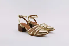 Sandalias doradas de cuero sintético con tiras de tela transparente y tacón de madera.