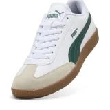 Championes Puma modelo 9-T, de diseño urbano con base de cuero sintético blanco, detalle de franja lateral en color verde oscuro y puntera de gamuza en tono beige. Cuenta con suela de goma color caramelo.