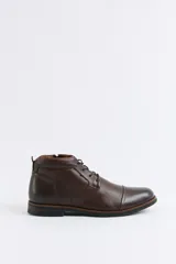 Botas de cuero color marrón con cordones, diseño de puntera reforzada y suela de goma con detalle de costura.