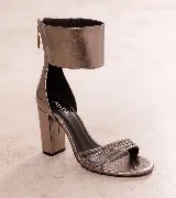 Sandalias de tacón alto en color negro, confeccionadas en 100% cuero vacuno. Presentan un diseño elegante con tiras finas en la parte delantera y una pulsera ancha en el tobillo con cierre de cremallera en la parte trasera. Cuenta con un taco ancho.