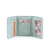 Billetera corta de símil cuero color beige, con cierre a presión y placa metálica decorativa. Cuenta con múltiples compartimentos internos para tarjetas, visor y billetes, además de un compartimento posterior con cierre.