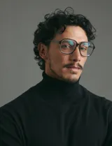 Polera de punto de manga larga en color azul marino, con cuello alto doblado y puños y ruedo acanalados.