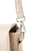 Bandolera Terrano rectangular de color dorado, con tapa frontal amplia, correa larga regulable con hebilla y detalles metálicos plateados.