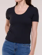 Remera básica de modal, marca Industry, color blanco, con escote redondo y mangas cortas.