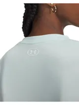 Remera deportiva de entrenamiento Under Armour con cuello en V y manga corta. Confeccionada en tejido técnico ultrasuave de secado rápido con tecnología de control de olores.
