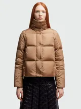 Campera puffer de plumas en color tostado, con cuello alto, cierre frontal con botones a presión y diseño acolchado de bloques cuadrados.