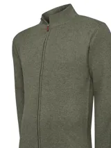 Sweater de punto con cierre frontal completo y cuello alto, confeccionado en una mezcla de lana, viscosa, poliamida y cashmere. Presenta un diseño de textura acanalada fina y corte regular.