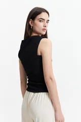 Remera azul con corte asimétrico de un hombro y frunces laterales.