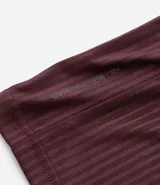 Remera deportiva de corte regular, confeccionada en tejido técnico con tecnología Dry para mayor transpirabilidad. Presenta cuello redondo, mangas cortas y detalles reflectantes y texturizados en los hombros.