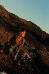 Saco abierto de punto fino, color verde menta, con mangas largas y corte corto a la cintura.