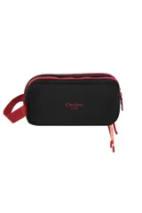 Necessaire de diseño rectangular en color beige con una franja horizontal negra. Presenta un parche decorativo en forma de labios rojos con el logo de la marca, cierre principal con tirador de cordones en tonos rojo y rosa, y una correa de mano lateral con inscripción.