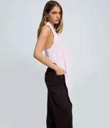 Pantalón de sastrería con diseño recto y estampado de raya de tiza. Presenta cintura media, cierre frontal con cremallera y botón, y un corte estructurado.