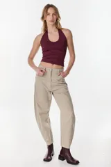 Pantalón jean azul marino, de corte balloon o slouchy, con tiro alto, bolsillos delanteros y traseros, y costuras curvadas en las piernas.