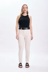 Pantalón de jean skinny color crudo con suave elasticidad.