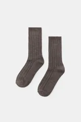 Par de calcetines de caña media con diseño acanalado, confeccionados en tejido suave de color marrón.