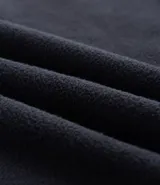 Buzo cerrado de fleece con capucha ajustable, manga larga con puños acanalados, bolsillo tipo canguro y cintura ajustada.