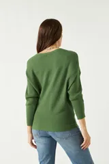 Sweater negro de punto liviano con textura acanalada y diseño de hombros caídos.