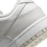 Championes Nike Dunk Low de diseño clásico, confeccionados en cuero sintético con una combinación de colores blanco y negro.