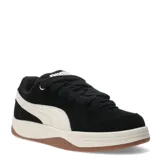 Championes urbanos Puma modelo Park Luna SD, con diseño inspirado en el skate. Presentan una capellada de gamuza negra con la icónica franja lateral de Puma en color blanco, cordones gruesos, entresuela de goma color crema y suela de caucho en tono caramelo.
