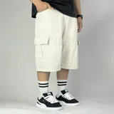Bermuda color arena de denim con corte baggy y bolsillos cargo.