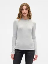 Remera de manga larga confeccionada en tejido rib, con cuello redondo y ajuste al cuerpo.